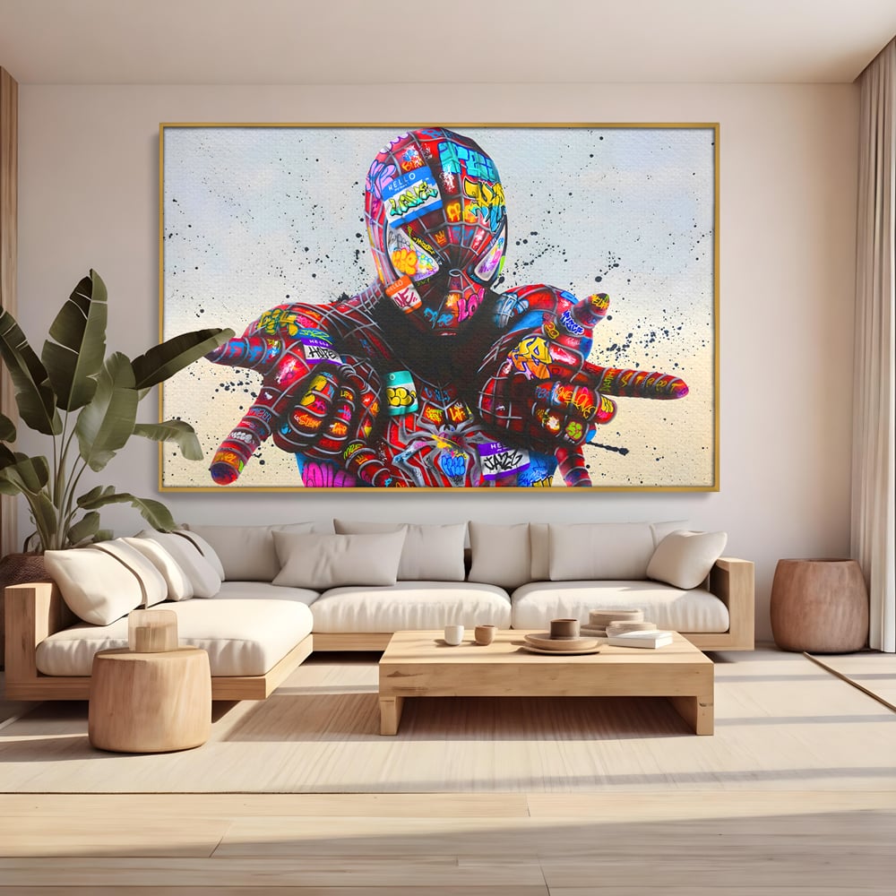 Tablou canvas cu tablou canvas cu omul paianjen in stil grafitti, in rama de aluminiu auriu, pe perete intr-un living